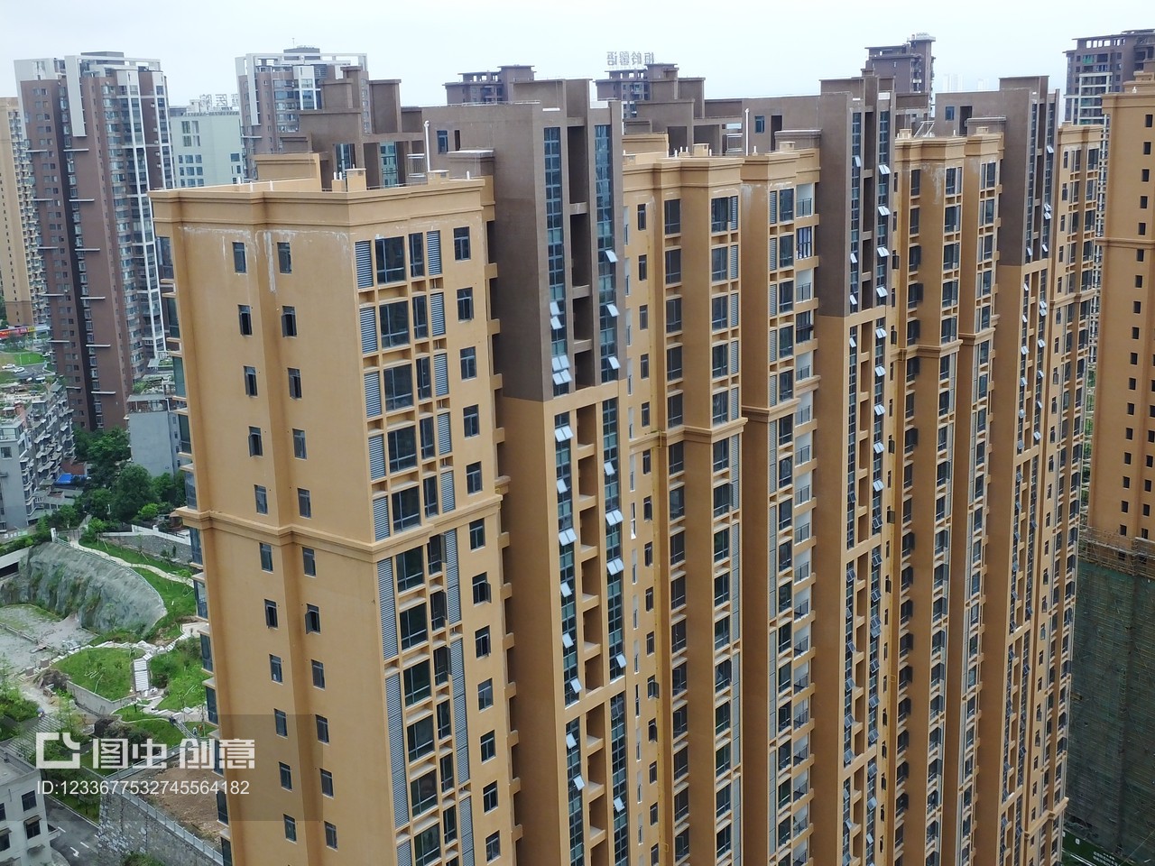 2021年6月17日,湖北宜昌,新建的商品房。新房价格环比上涨